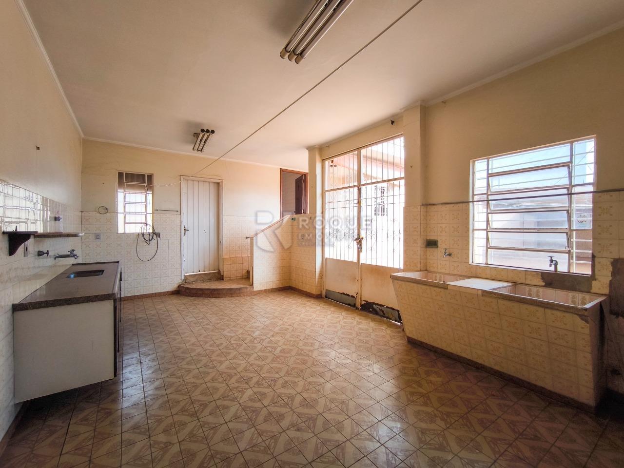 Casa Comercial à venda no bairro Vila da Glória: ÁREA DE SERVIÇO