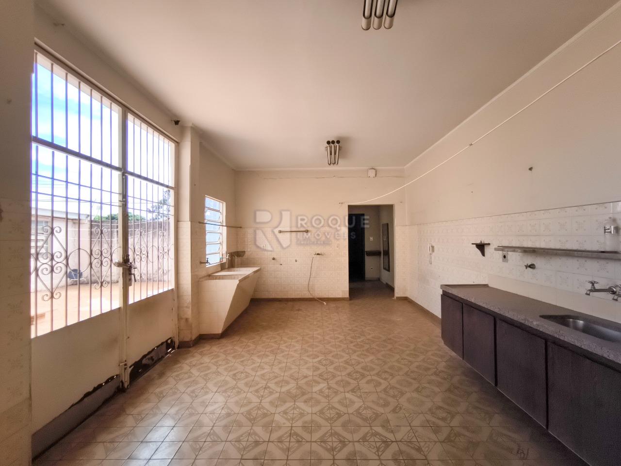 Casa Comercial à venda no bairro Vila da Glória: ÁREA DE SERVIÇO