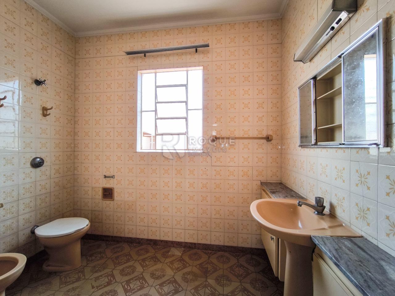 Casa Comercial à venda no bairro Vila da Glória: BANHEIRO ÁREA DE SERVIÇO