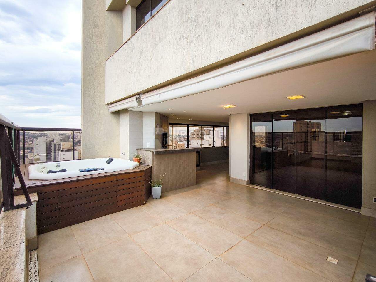 Apartamento à venda no bairro Centro: SACADA COM HIDRO