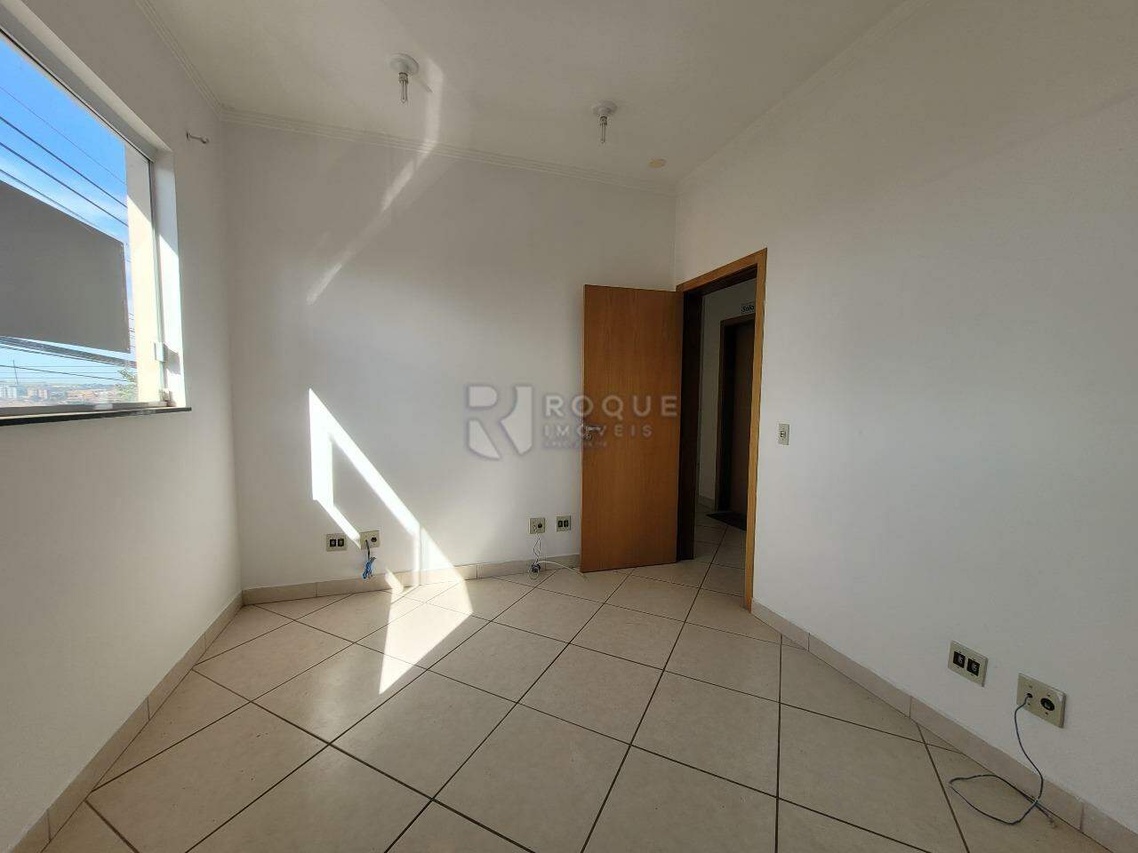 Salas/Conjuntos para aluguel no bairro Vila Cristovam: Sala