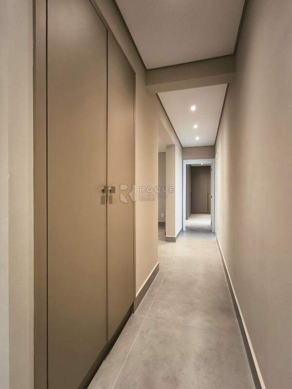 Apartamento à venda no bairro Jardim Aquárius: ROUPEIRO