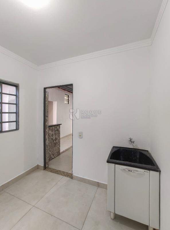Casa Residencial à venda no bairro Jardim Residencial Village: Área de serviço 