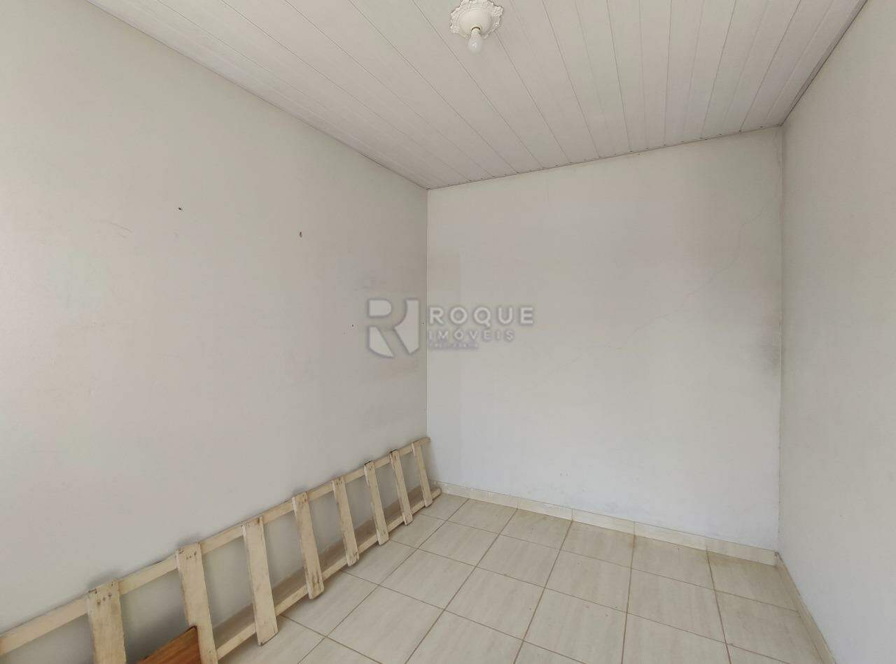Casa Residencial para aluguel no bairro Vila Queiroz: Despensa fundo 