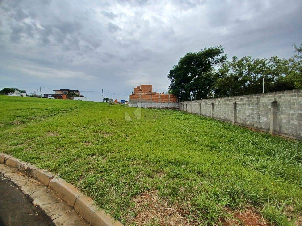 Terreno em condomínio à venda no bairro Residencial Florisa: 