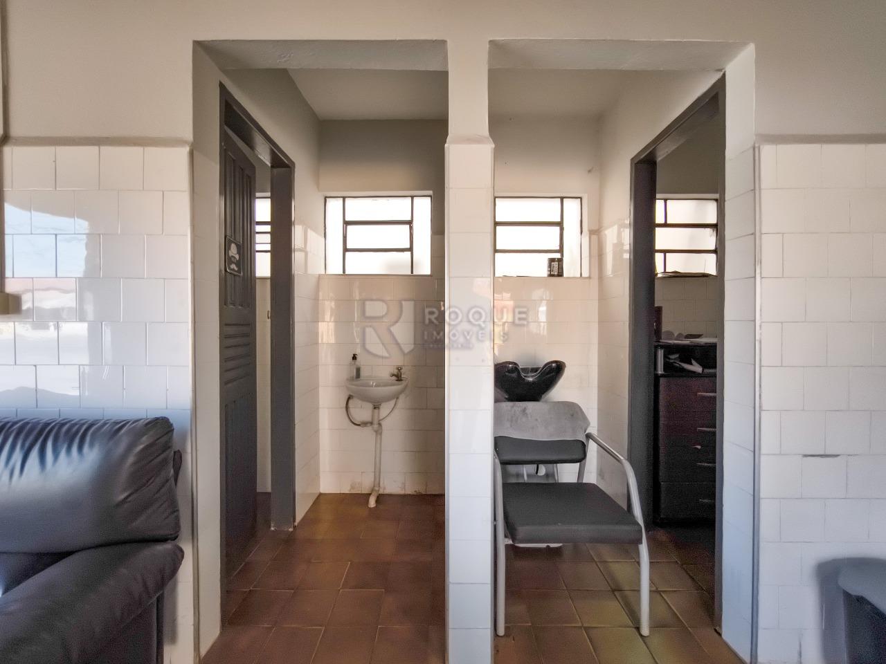 Casa Comercial à venda no bairro Jardim Nova Europa: SANITÁRIOS SALÃO 1