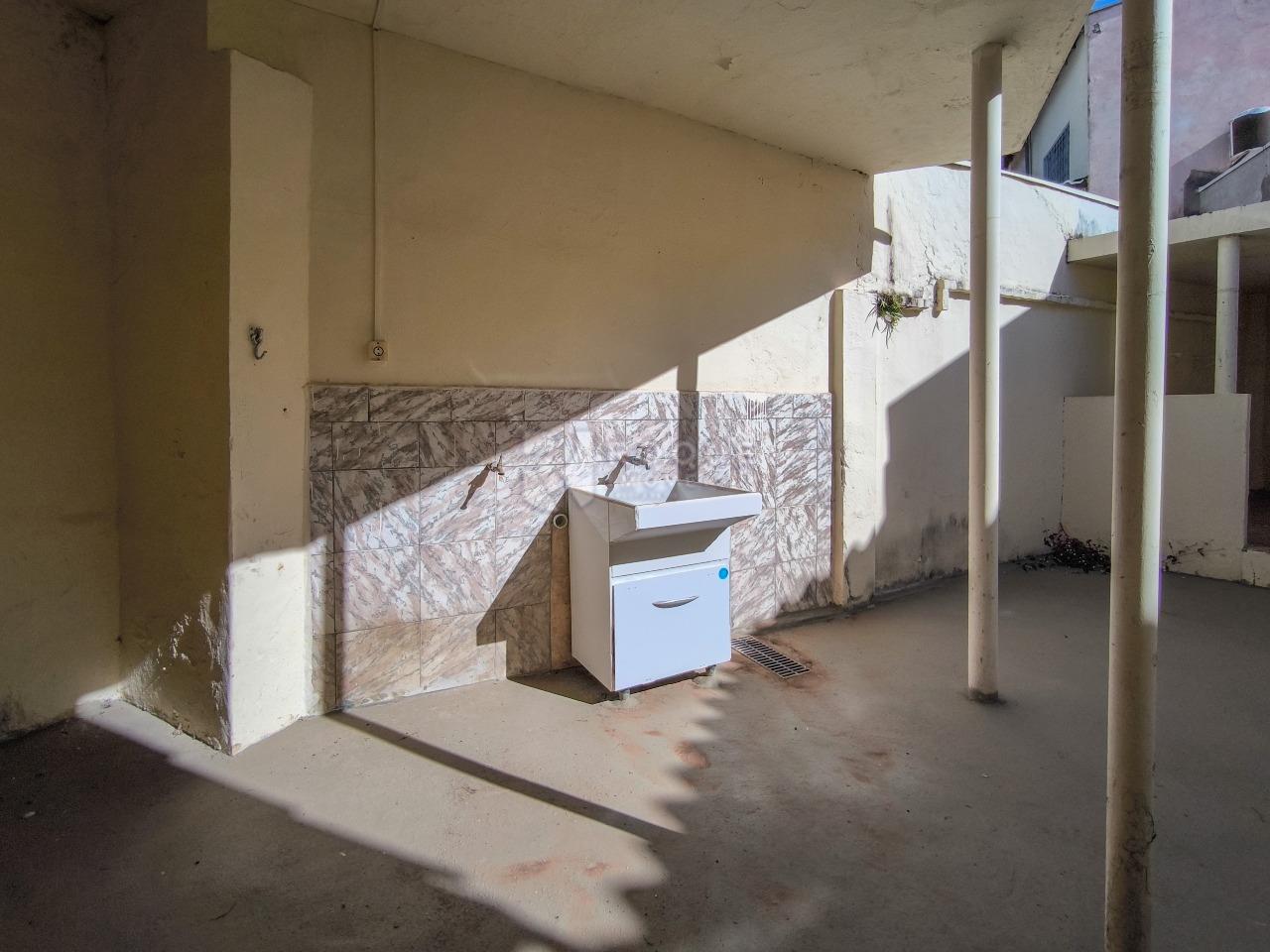 Casa Comercial à venda no bairro Centro: ÁREA DE SERVIÇO