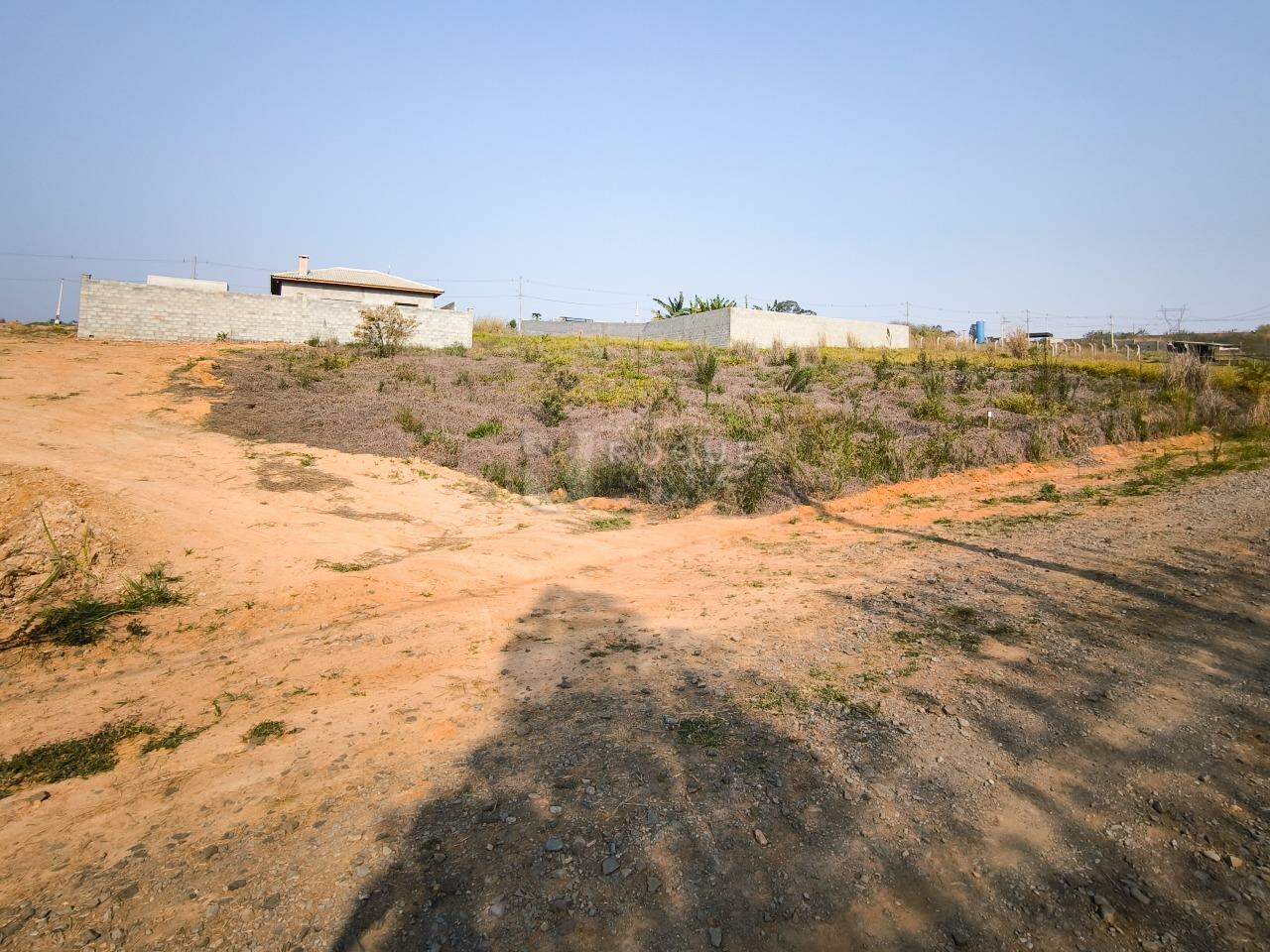 Terreno em condomínio à venda no bairro Jardim Lagoa Nova: 