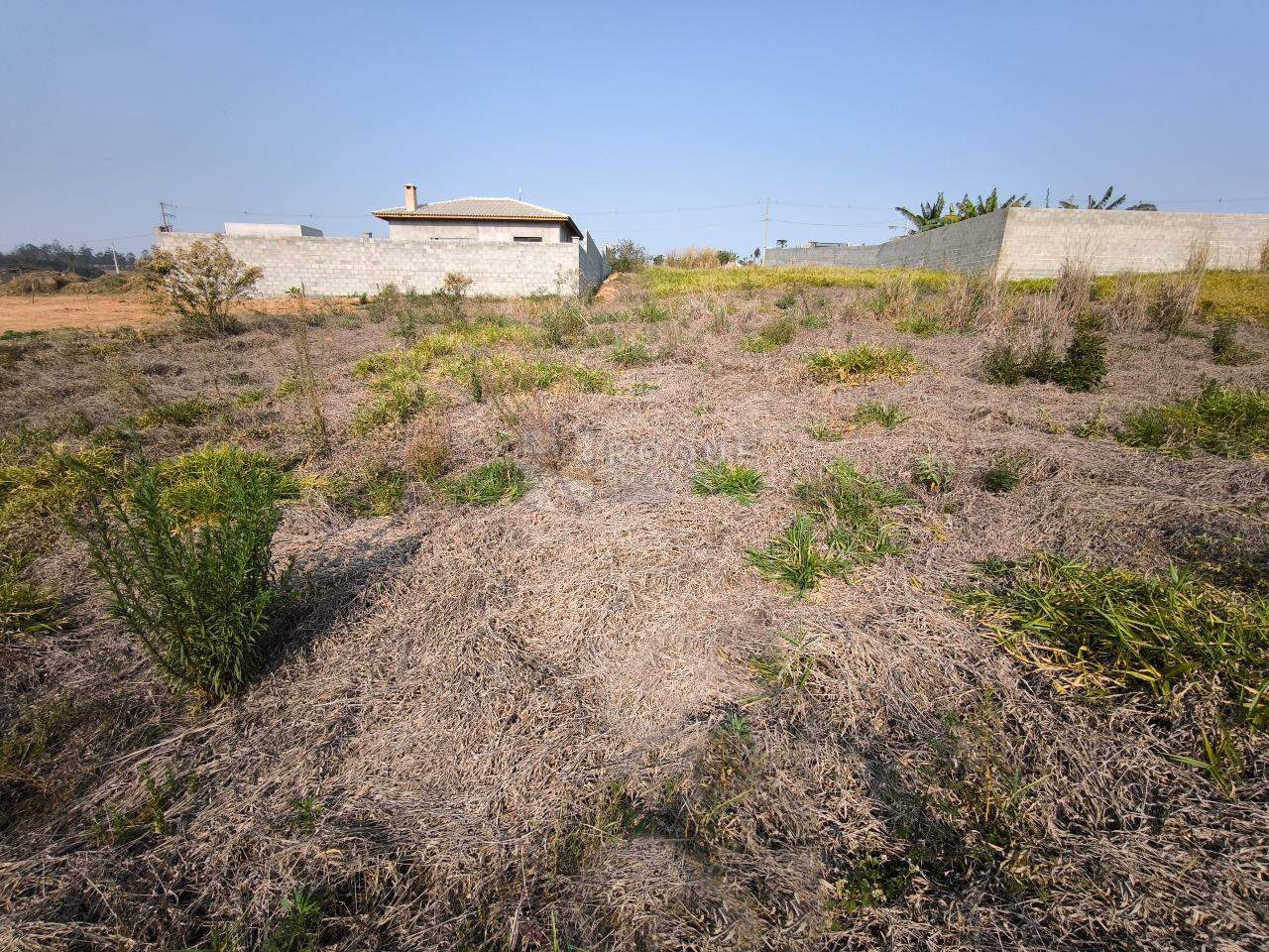 Terreno em condomínio à venda no bairro Jardim Lagoa Nova: 