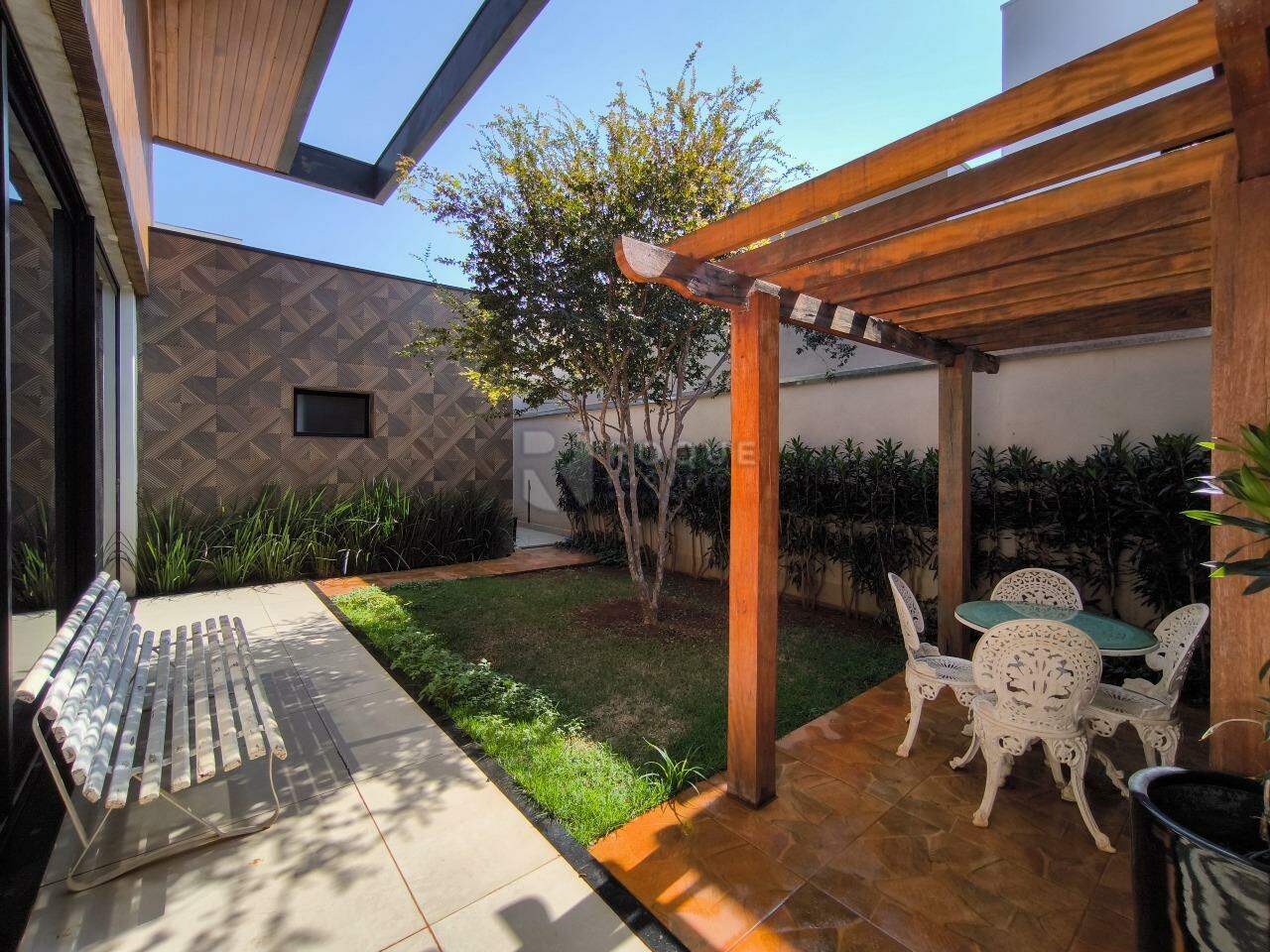 Casa em condomínio à venda no bairro Terras de São Bento II: JARDIM