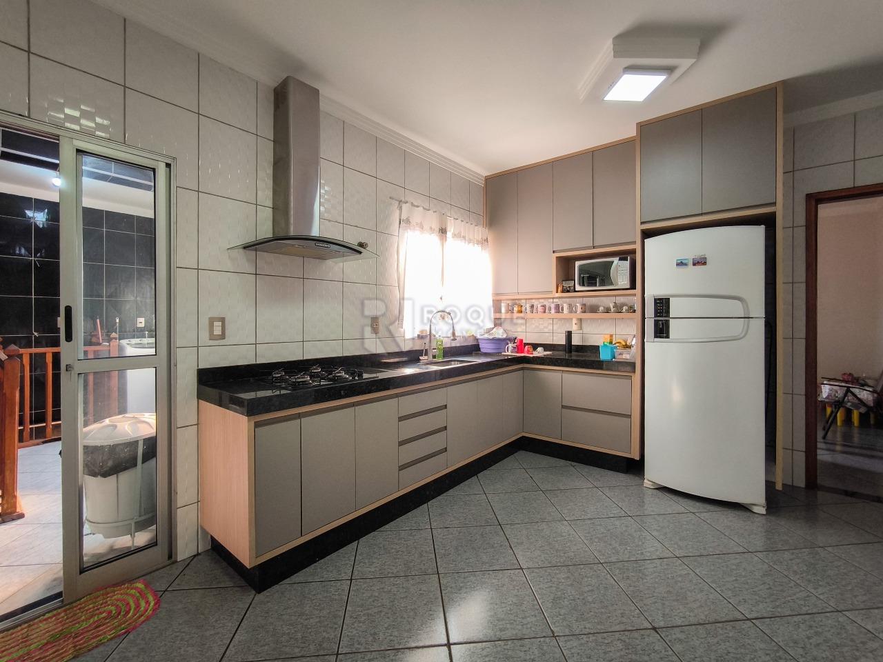Casa Comercial à venda no bairro Jardim Residencial Graminha II: COZINHA
