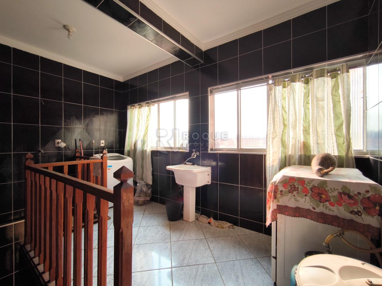 Casa Comercial à venda no bairro Jardim Residencial Graminha II: ÁREA DE SERVIÇO