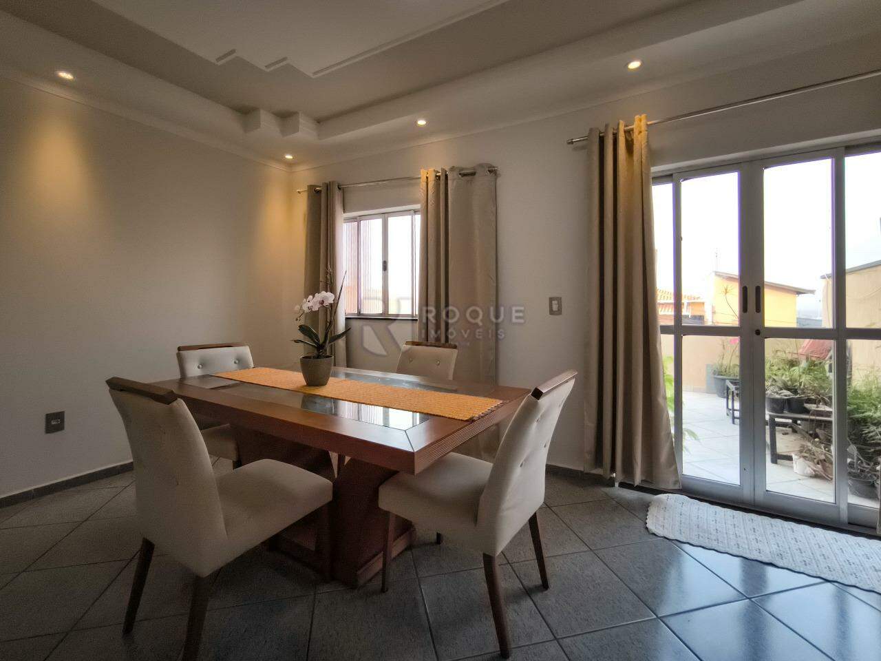 Casa Comercial à venda no bairro Jardim Residencial Graminha II: SALA DE JANTAR