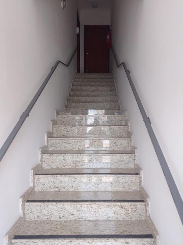 Salas/Conjuntos para aluguel no bairro Centro: Escada de acesso