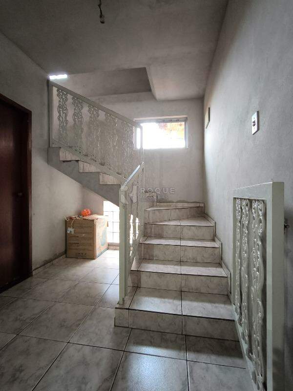 Casa Residencial à venda no bairro Conjunto Habitacional Victor D’Andrea: ACESSO AO PISO SUPERIOR