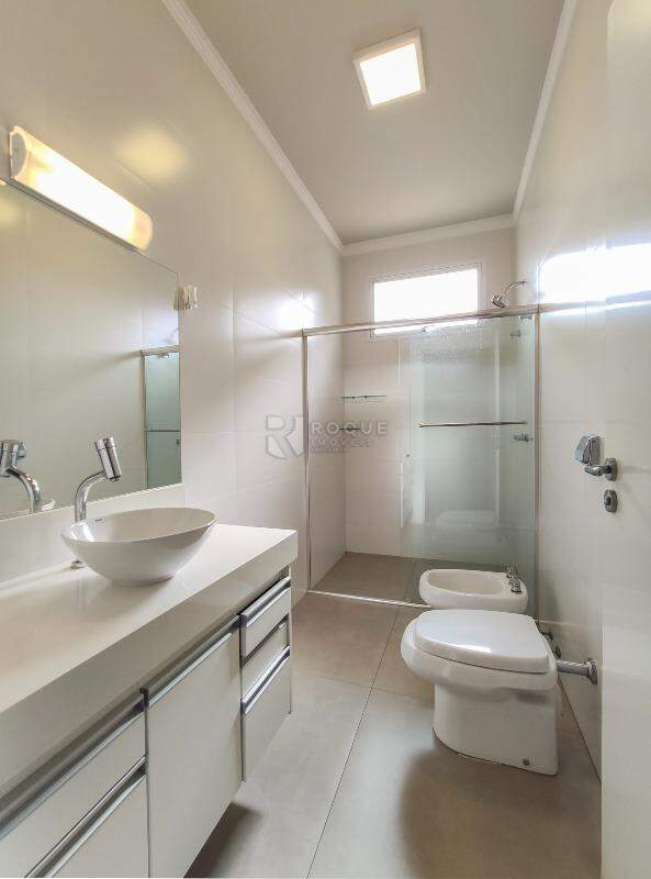 Casa em condomínio à venda no bairro Residencial Greville: WC Suíte 1
