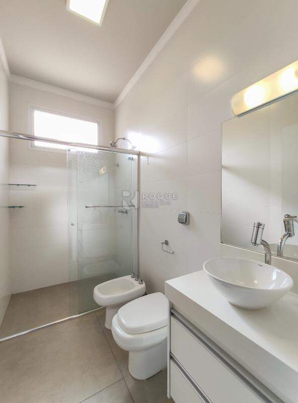 Casa em condomínio à venda no bairro Residencial Greville: WC Suíte 3