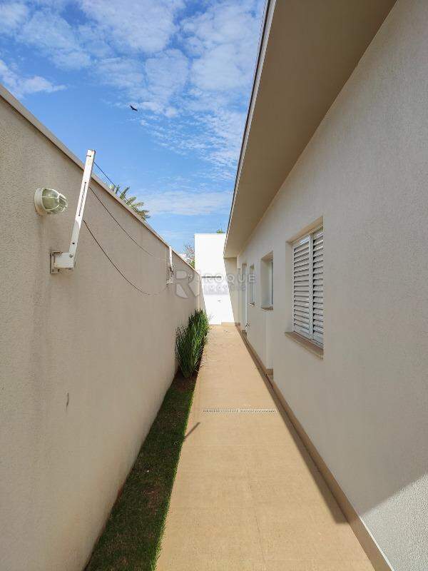 Casa em condomínio à venda no bairro Residencial Greville: Corredor