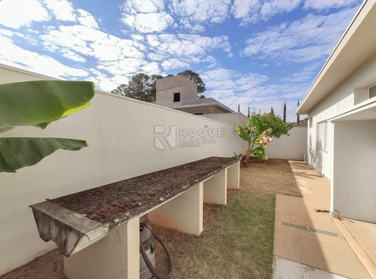 Casa em condomínio à venda no bairro Residencial Greville: Fundo