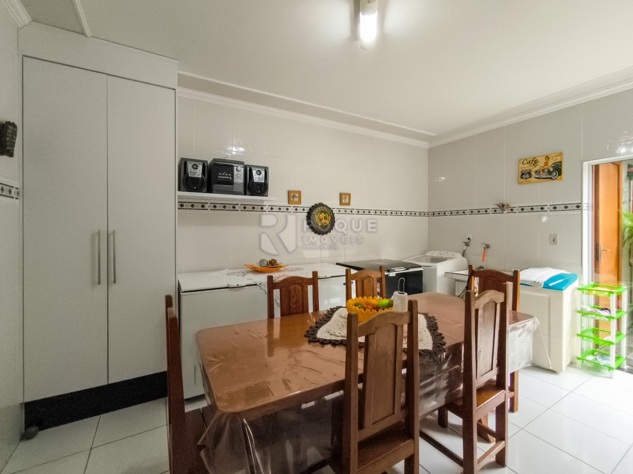 Casa Residencial à venda no bairro Jardim Gustavo Peccinini: ÁREA DE SERVIÇO