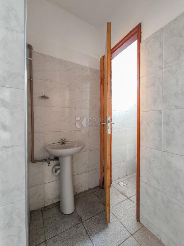 Casa com salão à venda no bairro Jardim Lago Azul: LAVABO SALÃO 1