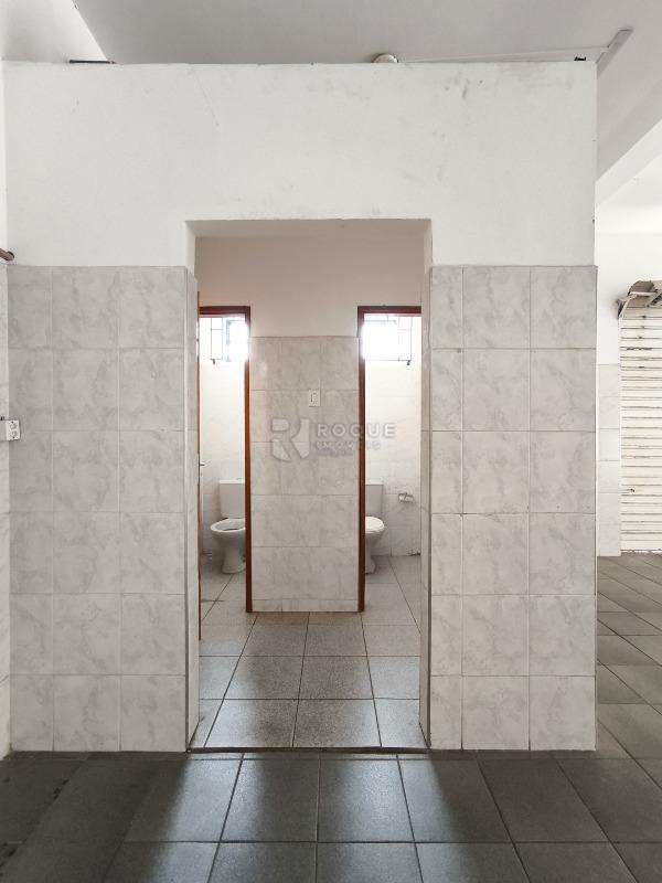 Casa com salão à venda no bairro Jardim Lago Azul: SANITÁRIOS SALÃO 1