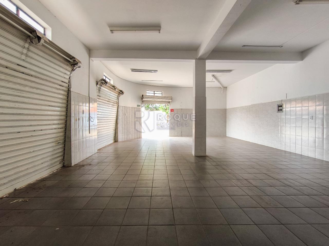 Casa com salão à venda no bairro Jardim Lago Azul: SALÃO 1