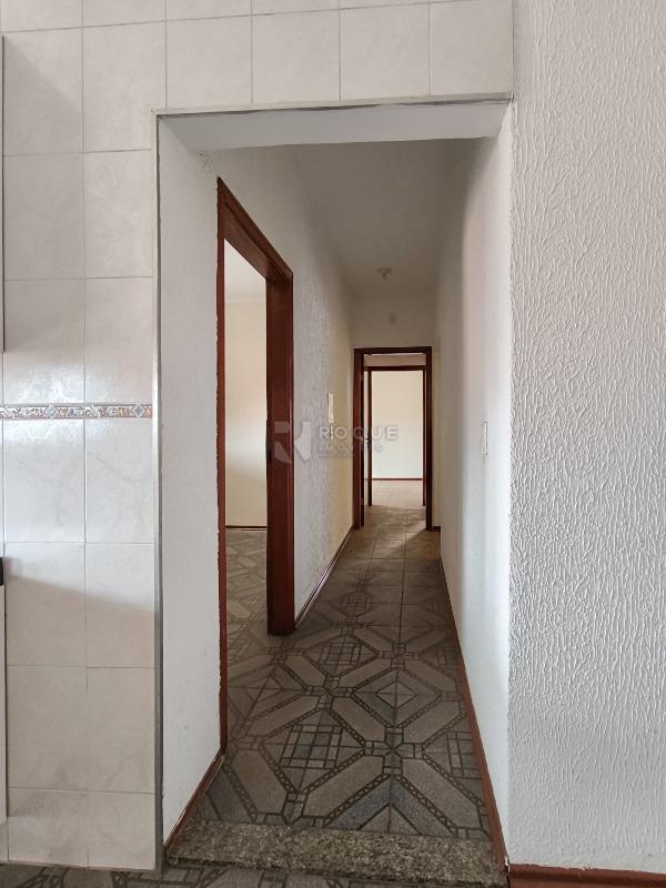 Casa com salão à venda no bairro Jardim Lago Azul: CORREDOR INTERNO