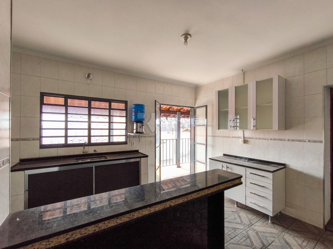 Casa com salão à venda no bairro Jardim Lago Azul: COZINHA