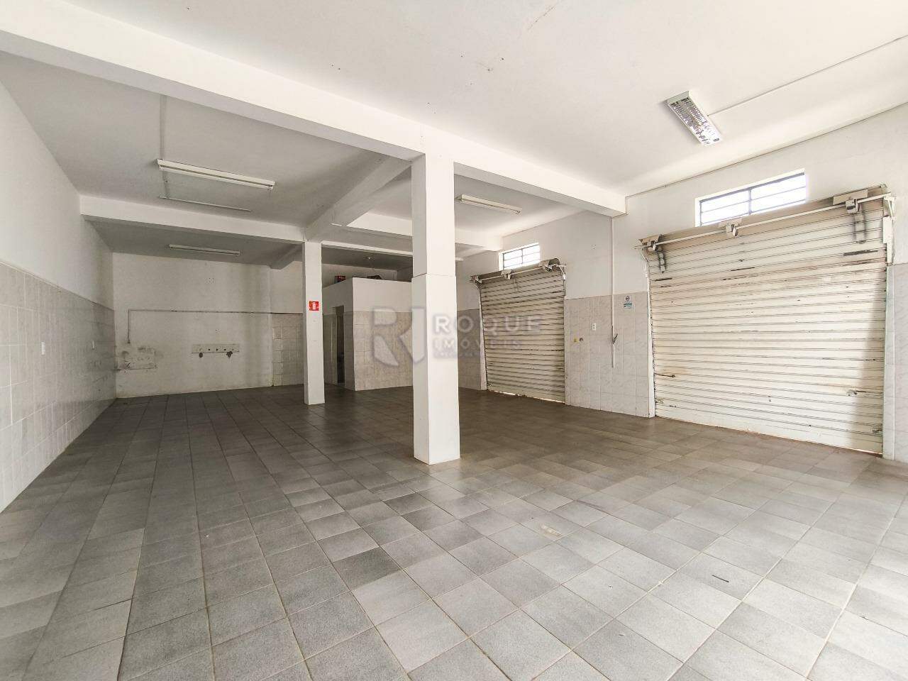 Casa com salão à venda no bairro Jardim Lago Azul: SALÃO 1