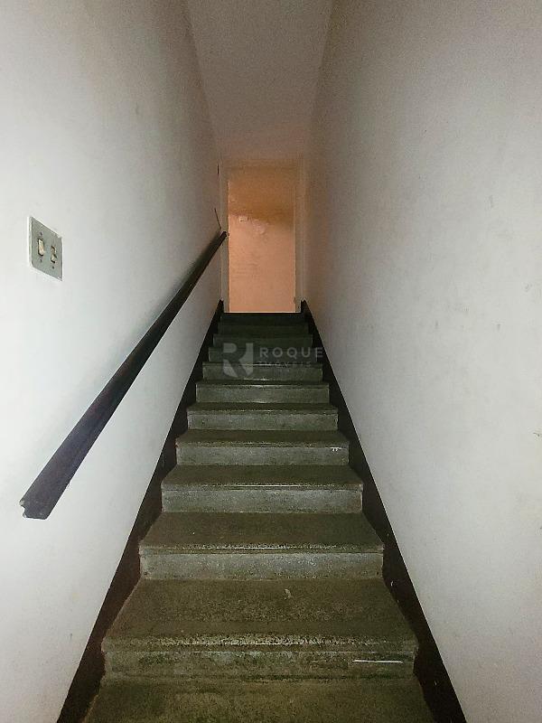 Salas/Conjuntos para aluguel no bairro Centro: Escada de acesso