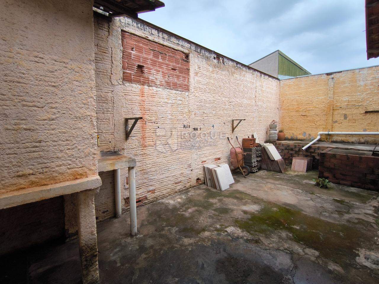 Casa Residencial à venda no bairro Parque Hippolyto: QUINTAL