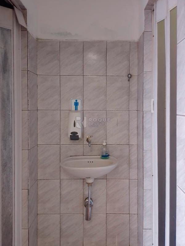 Salão para aluguel no bairro Parque Residencial Abílio Pedro: Hall banheiros