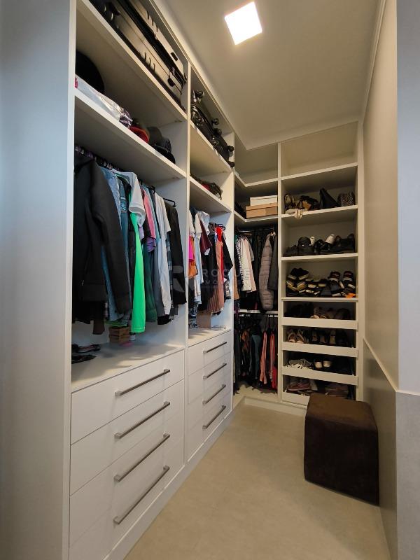 Casa em condomínio à venda no bairro Parque Residencial Roland: CLOSET