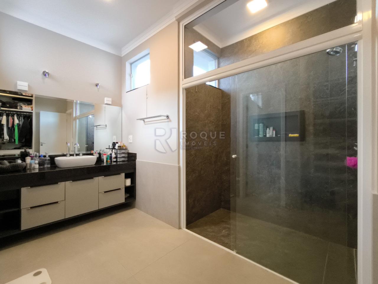 Casa em condomínio à venda no bairro Parque Residencial Roland: WC SUÍTE