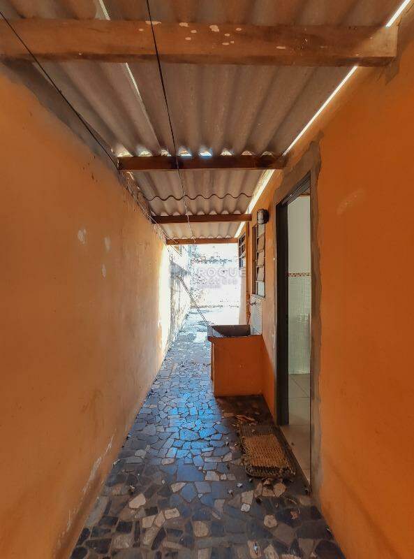 Casa Residencial à venda no bairro Conjunto Habitacional Santa Luzia: Área de serviço 