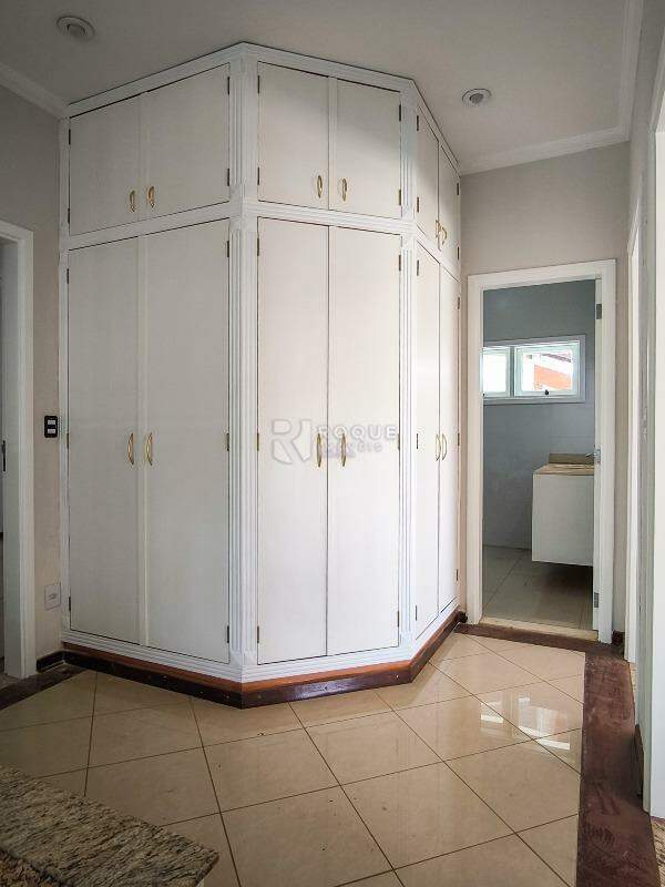 Casa em condomínio à venda no bairro Villa San Marino: ROUPEIRO