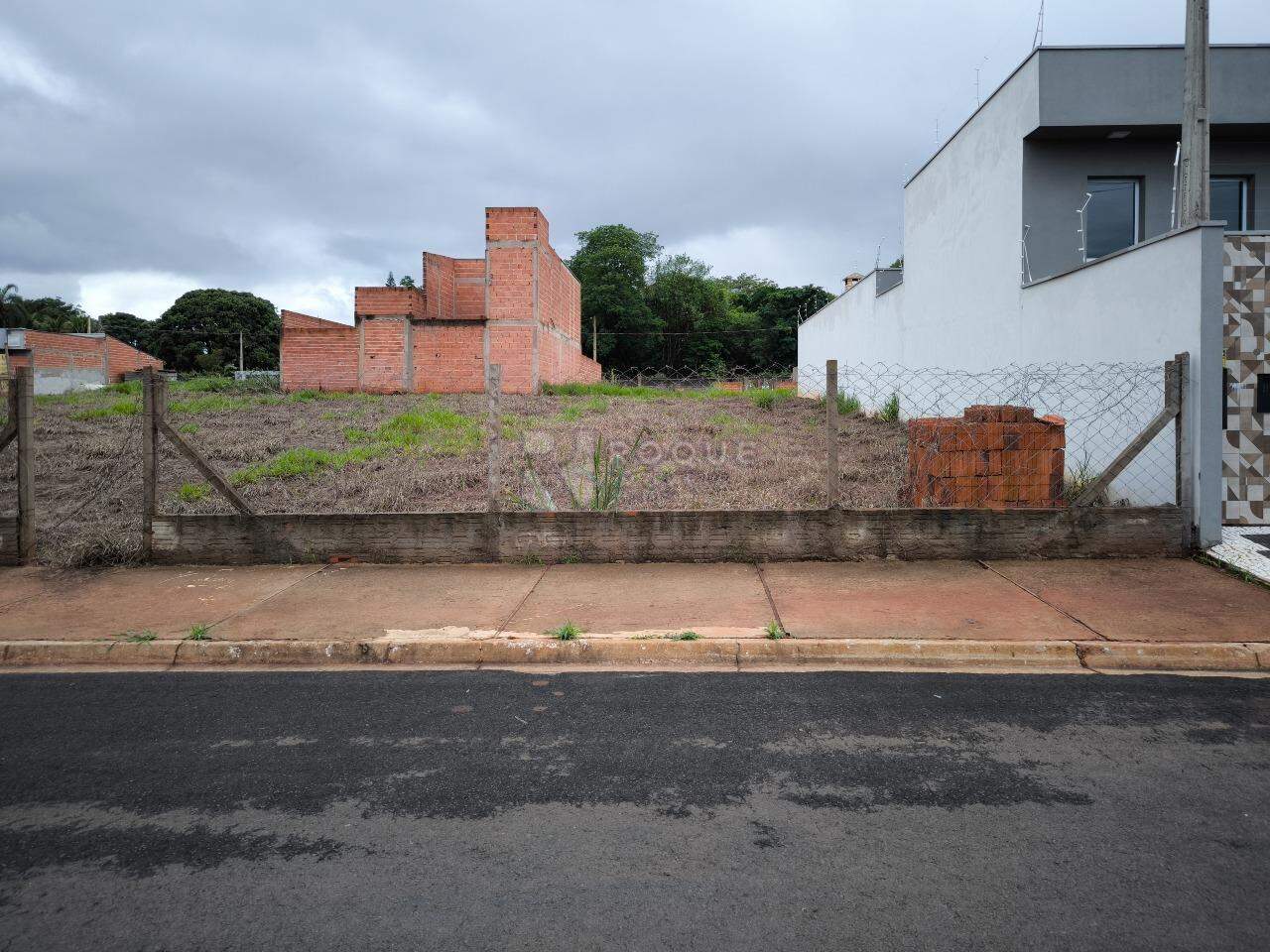 Terreno à venda no bairro Residencial Portal das Torres: FRENTE