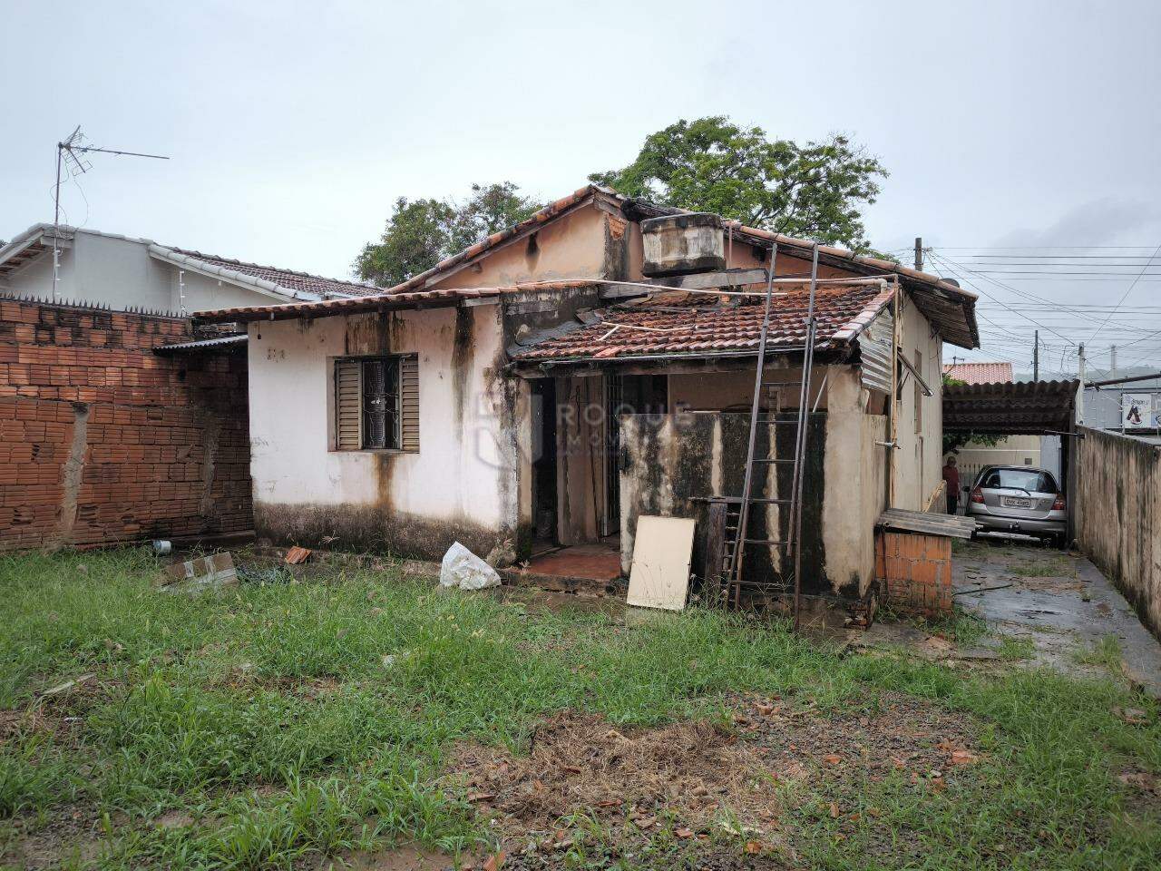 Casa Residencial à venda no bairro Vila Castelar: FUNDOS
