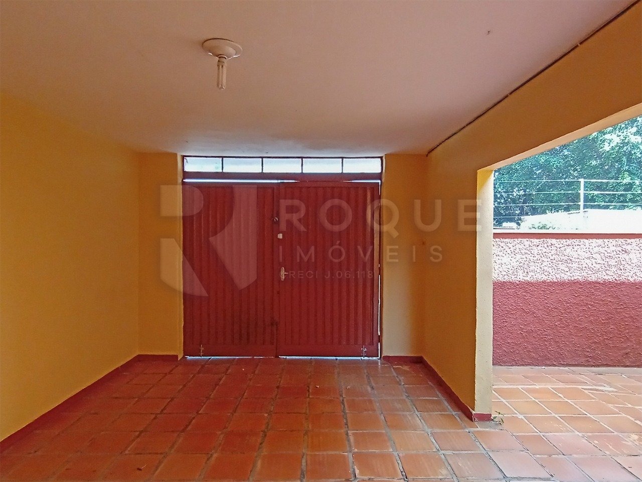 Casa Residencial à venda no bairro Vila Cristovam: Garagem fundo