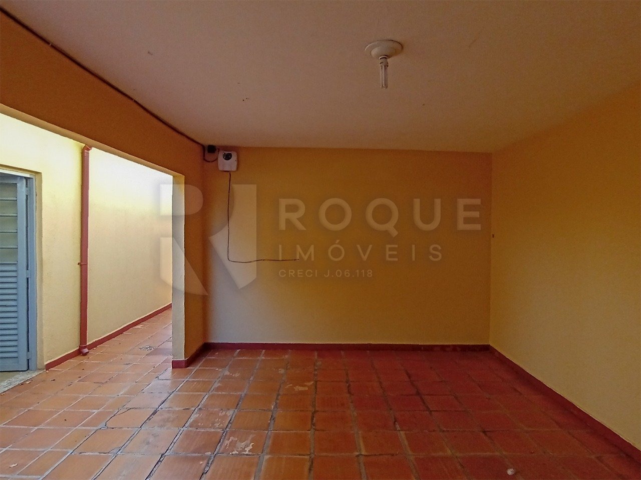 Casa Residencial à venda no bairro Vila Cristovam: Garagem fundo