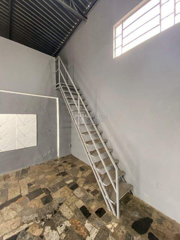 Barracão/Galpão para aluguel no bairro Jardim Lagoa Nova: Escada de acesso mezanino