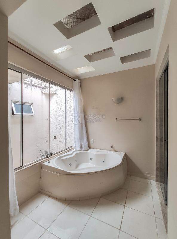 Casa Residencial para aluguel no bairro Vila Claudia: Banheira Dormitório suíte 3