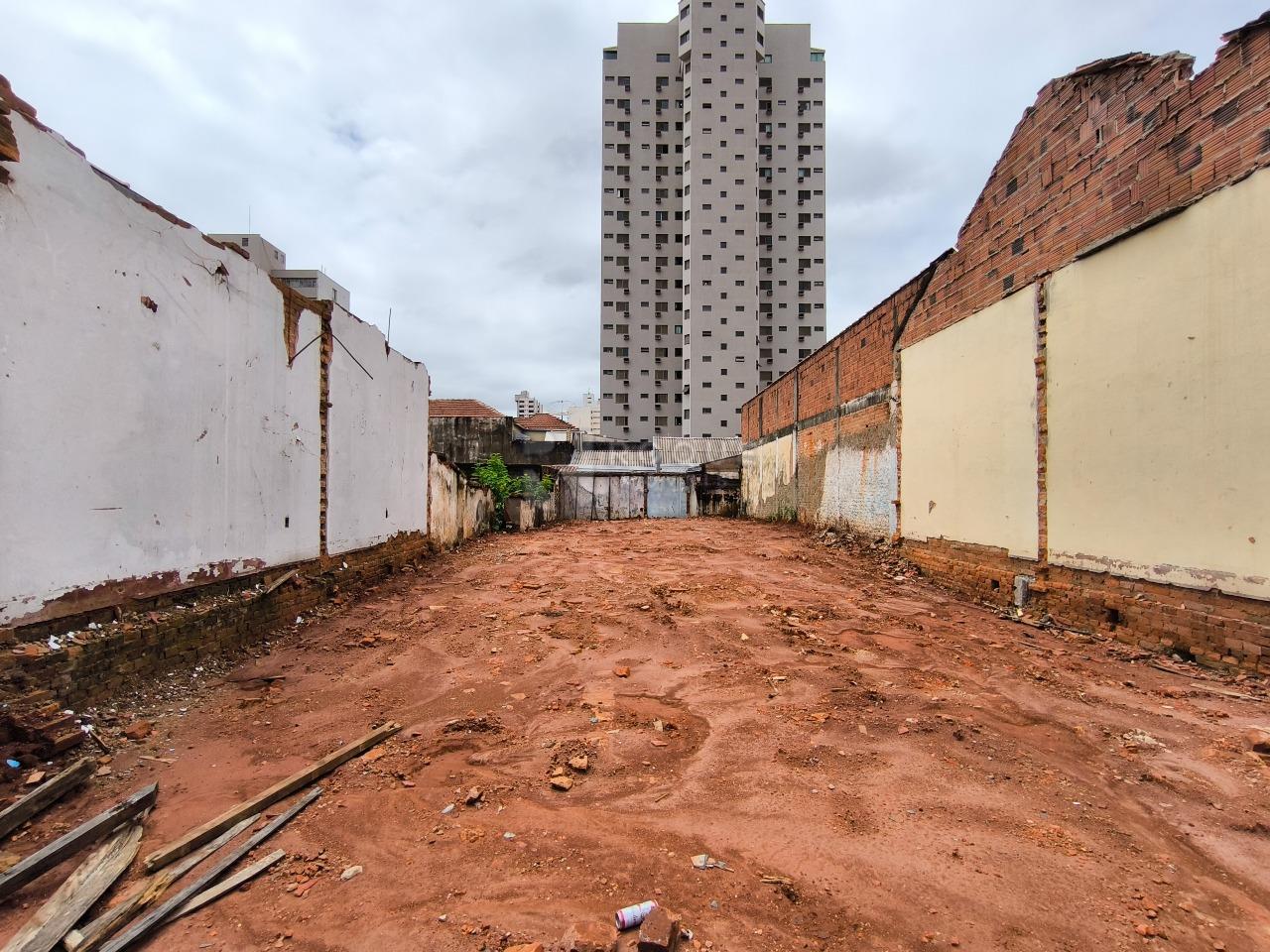 Terreno à venda no bairro Centro: 