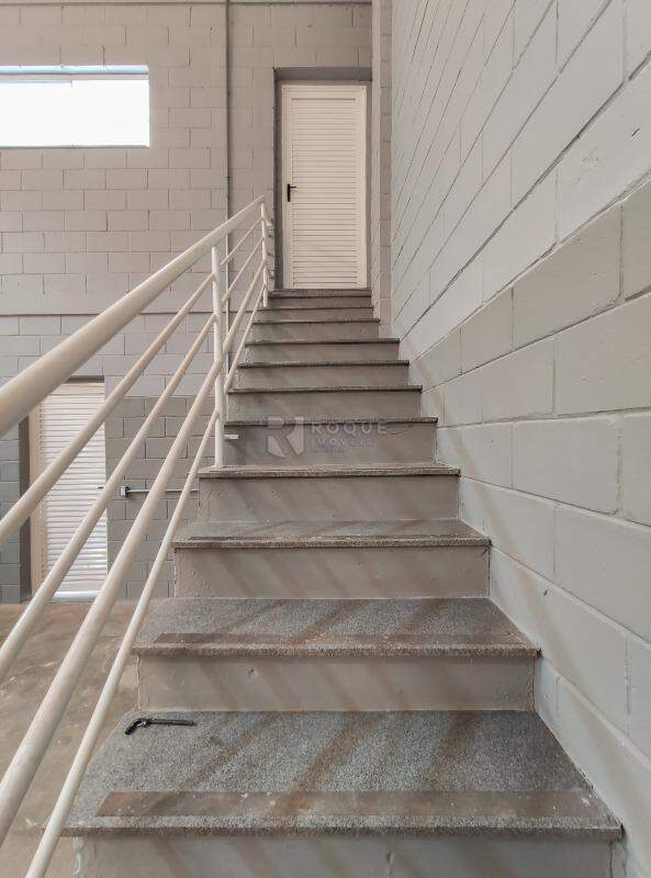 Barracão/Galpão para aluguel no bairro Centro Industrial de Limeira CIL: Acesso mezanino 