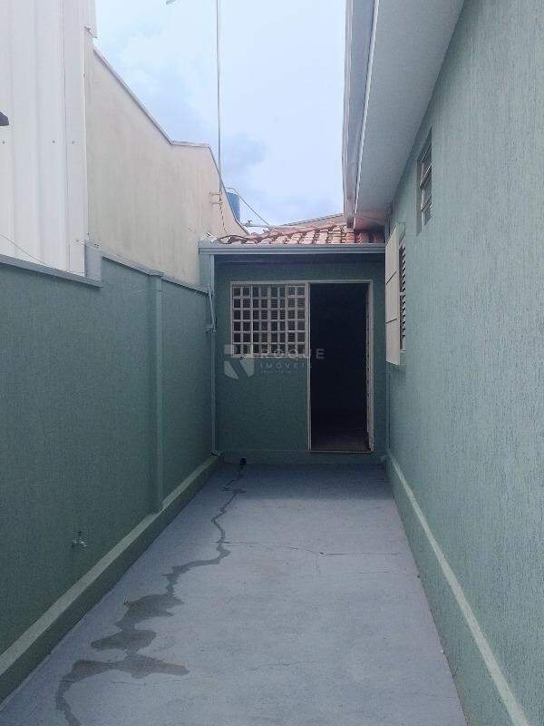 Casa com salão à venda no bairro Jardim Santo André: Corredor externo