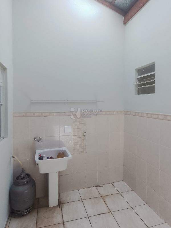 Casa com salão à venda no bairro Jardim Santo André: Área de serviço