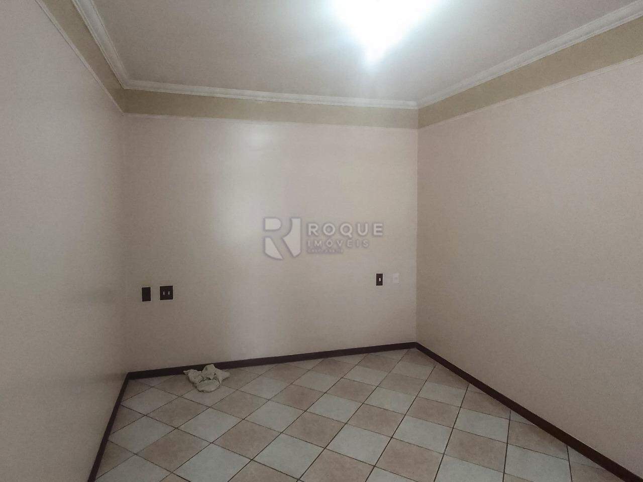 Casa com salão à venda no bairro Jardim Santo André: Sala