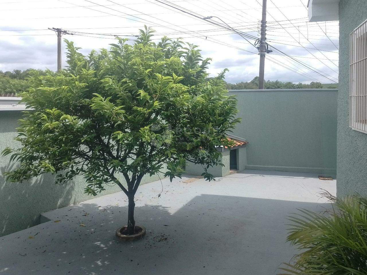 Casa com salão à venda no bairro Jardim Santo André: Quintal frente