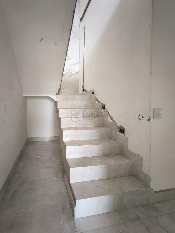 Apartamento à venda no bairro Jardim Florença: ACESSO AO PISO INFERIOR